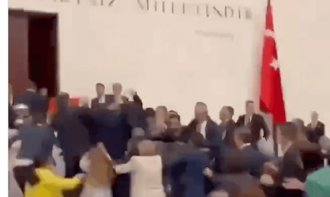 هذا المقطع ليس لشجار في البرلمان التركي احتجاجاً على مقتل جنود أتراك في إدلب