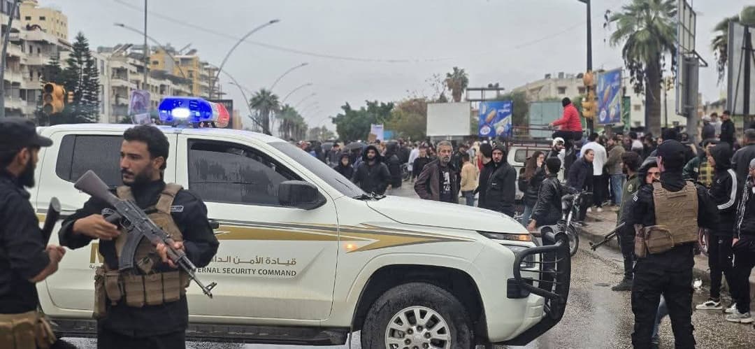 تضليل في سياق التحريض والكراهية يرافق مظاهرات الساحل وحمص وحماة 