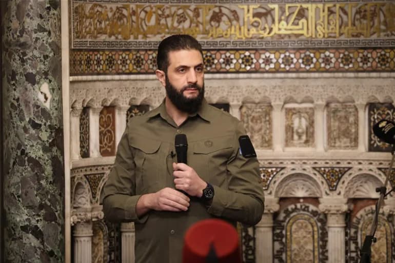 هل أعلن المتحف البريطاني عزمه عرض نسخة من القميص العسكري لأحمد الشرع؟