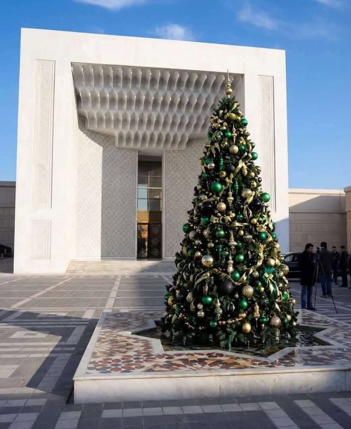 صورة شجرة الميلاد في قصر الشعب بسوريا مفبركة بالذكاء الاصطناعي