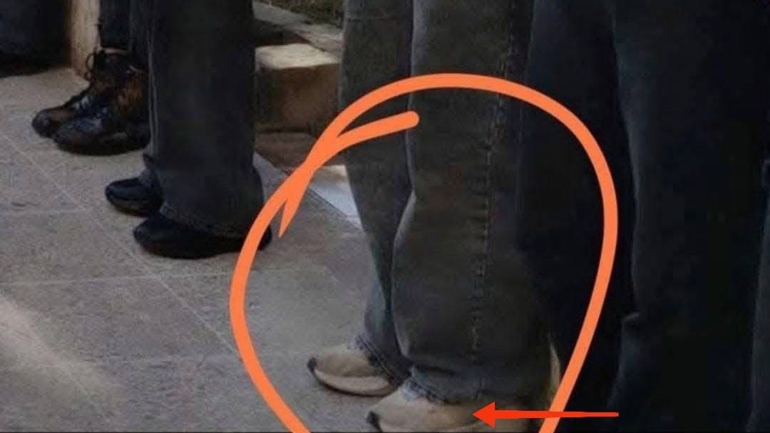 اختلاف بلون وشكل الحذاء والبنطال