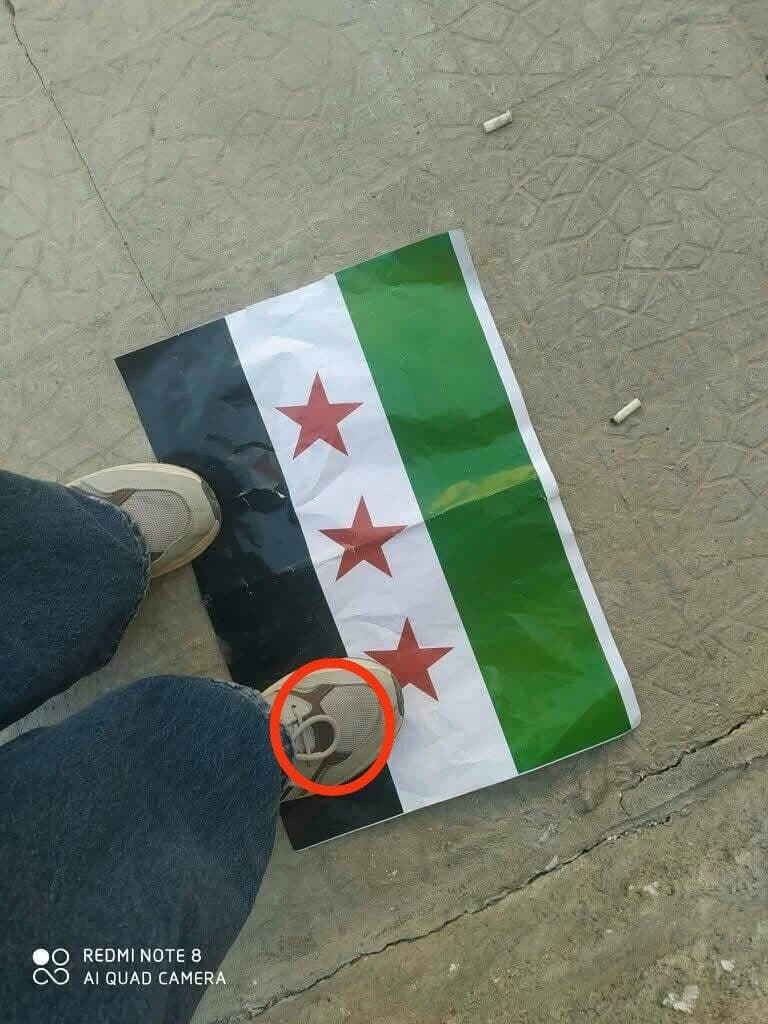 اختلاف بلون وشكل الحذاء والبنطال