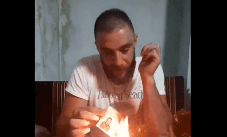ما حقيقة فيديو الشاب الذي أحرق بطاقة التسوية الممنوحة لعساكر النظام السوري المخلوع؟