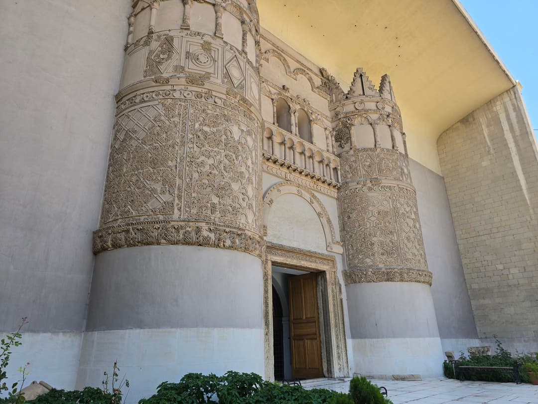 ما حقيقة تفريغ المتحف الوطني بدمشق وتحويله إلى منصة دعائية؟