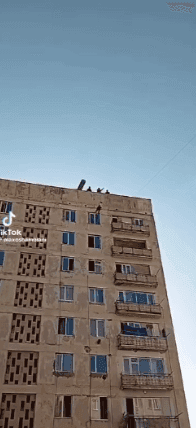 مقطع رمي شخص من بناء عالٍ لا يعود إلى الأحداث الجارية في السويداء