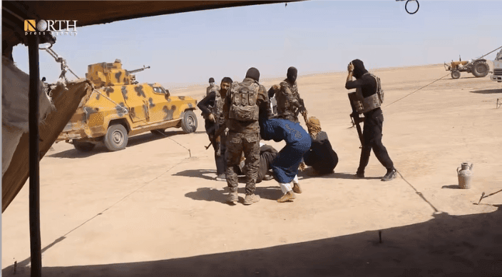 هذه اللقطات لا تُظهر اعتقال "قسد" أربعة من أبناء العشائر ارتبكوا انتهاكات ضد الدروز