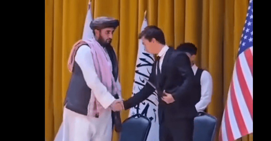 مقطع تمثيلي يُتداول على أنه لمجريات توقيع اتفاقية الدوحة بين طالبان وأميركا