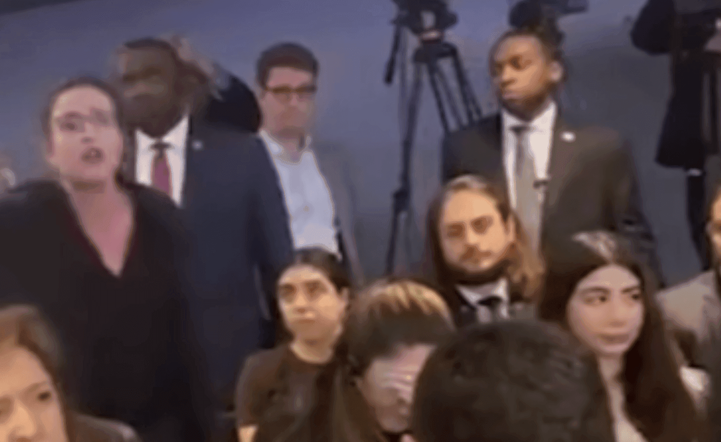 ما حقيقة فيديو "احتجاج أمريكية أمام الرئيس الشرع على اختطاف شقيقتها"؟