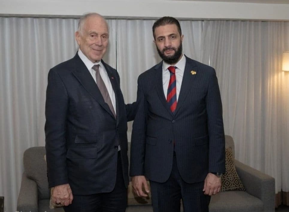 ما مدى دقة المزاعم حول أصول رونالد لاودر السورية ومواقفه من التوسعات الإسرائيلية على الأراضي السورية؟