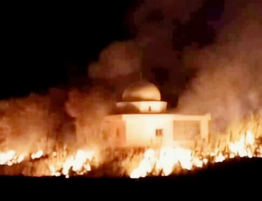 هل أُضرمت النار داخل مقام الشيخ محمد العجمي في حماة؟