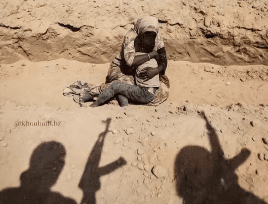 صورة "أم تحتضن طفلها أمام مسلحين في مدينة الفاشر السودانية"، ما حقيقتها؟