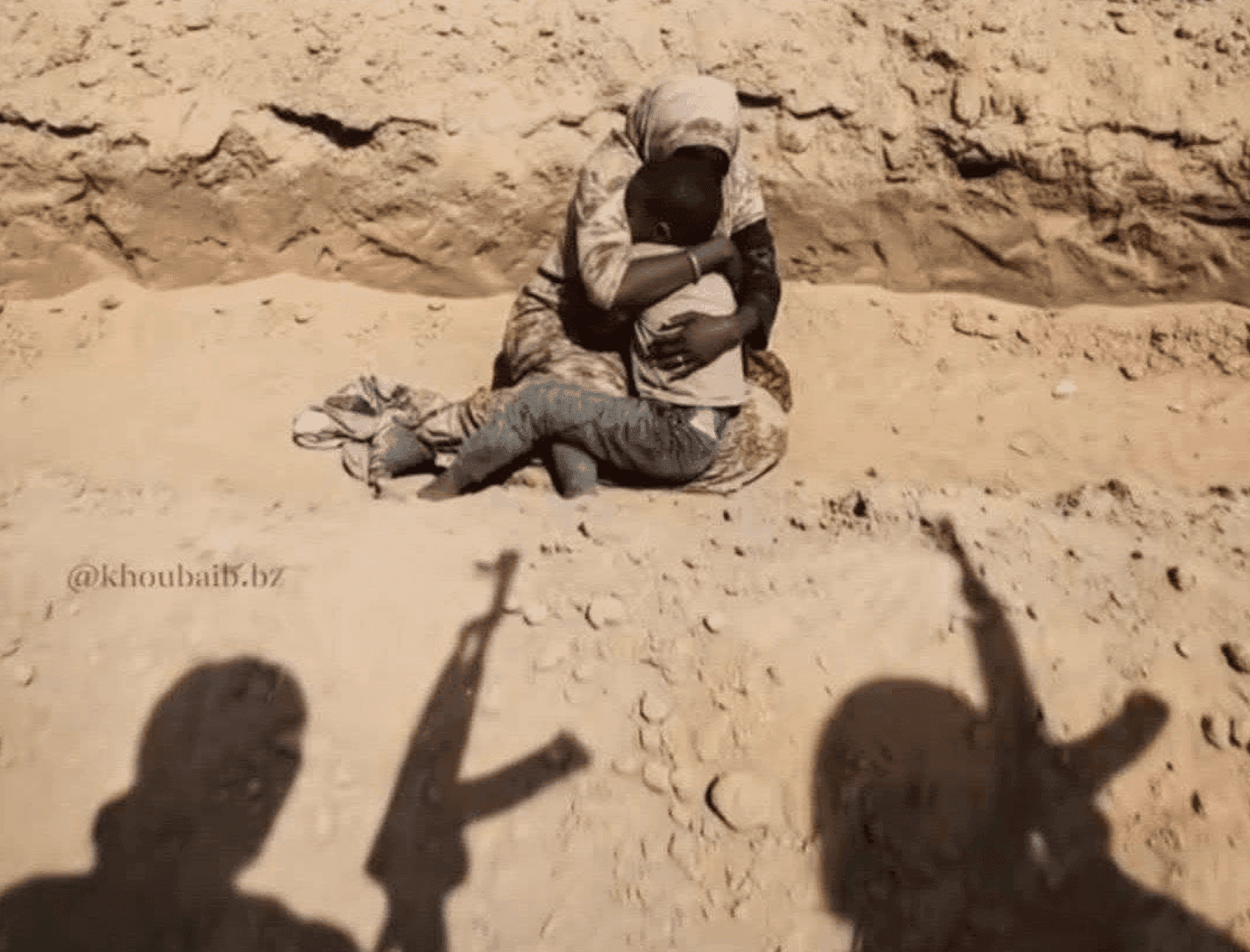 صورة "أم تحتضن طفلها أمام مسلحين في مدينة الفاشر السودانية"، ما حقيقتها؟