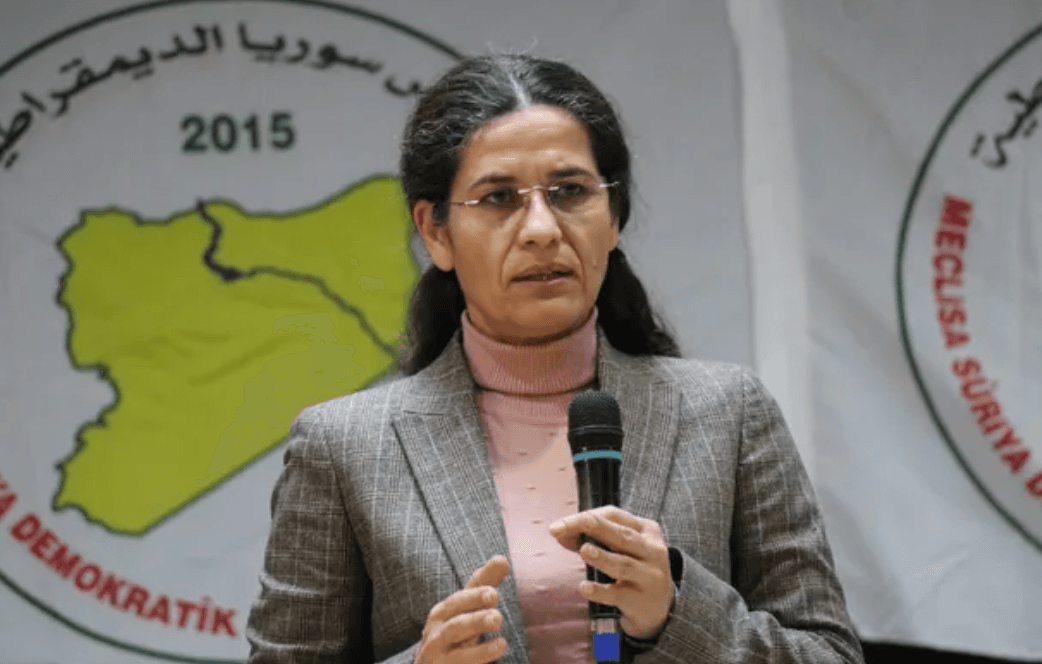 ما صحة تصريح إلهام أحمد حول تواصلها مع توماس باراك وصدمة قسد من تصريح ترامب؟