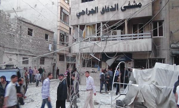 المبنى الذي يخرج منه هذا الرجل هو مشفى جراحي وليس فرعاً أمنياً