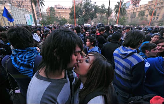 الصورة لطلاب جامعيين في سنتياغو بتشيلي وليست لأكراد السليمانية في العراق