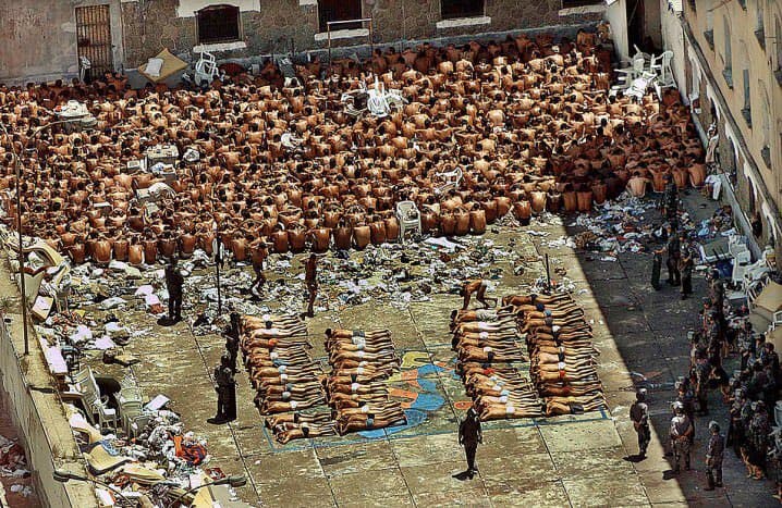 هذه الصورة من فيلم برازيلي عن سجن "كارانديرو" وليست لسجن تدمر