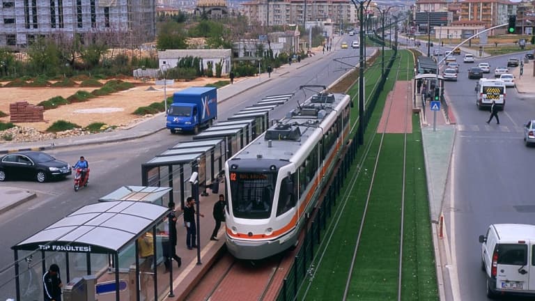 موقع روسيا اليوم يزوّر ويجتزئ أقوالاً لسوريين في تقرير للغارديان