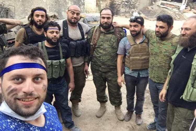 مصور "الطفل عمران" لا يظهر في هذه الصورة مع قاطع رأس العنصر من "لواء القدس"