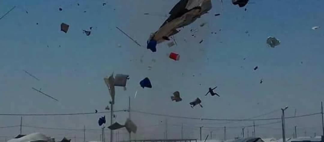 هذه العاصفة ضربت مُخيماً في العراق وليس في سوريا