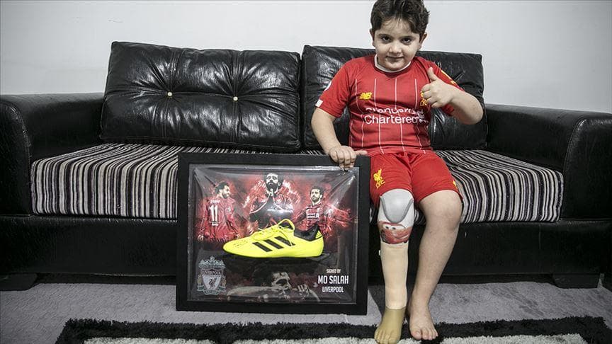 هل أرسل محمد صلاح قميصه وحذاءه لطفل سوري بترت ساقه؟