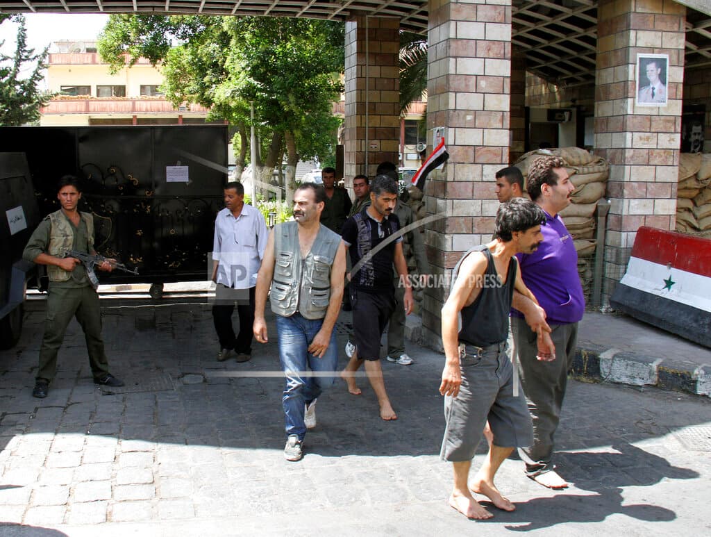 مجموعة صور متداولة لا علاقة لها بالإفراج عن معتقلين سوريين في أيار 2022