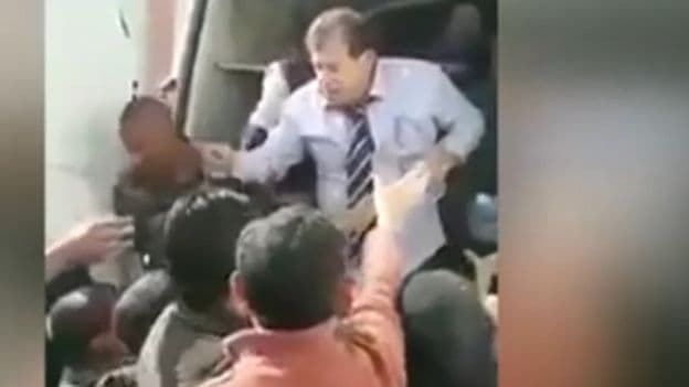 اللقطات التي تظهر توزيع المساعدات على السوريين بشرط شتم السعودية قديمة