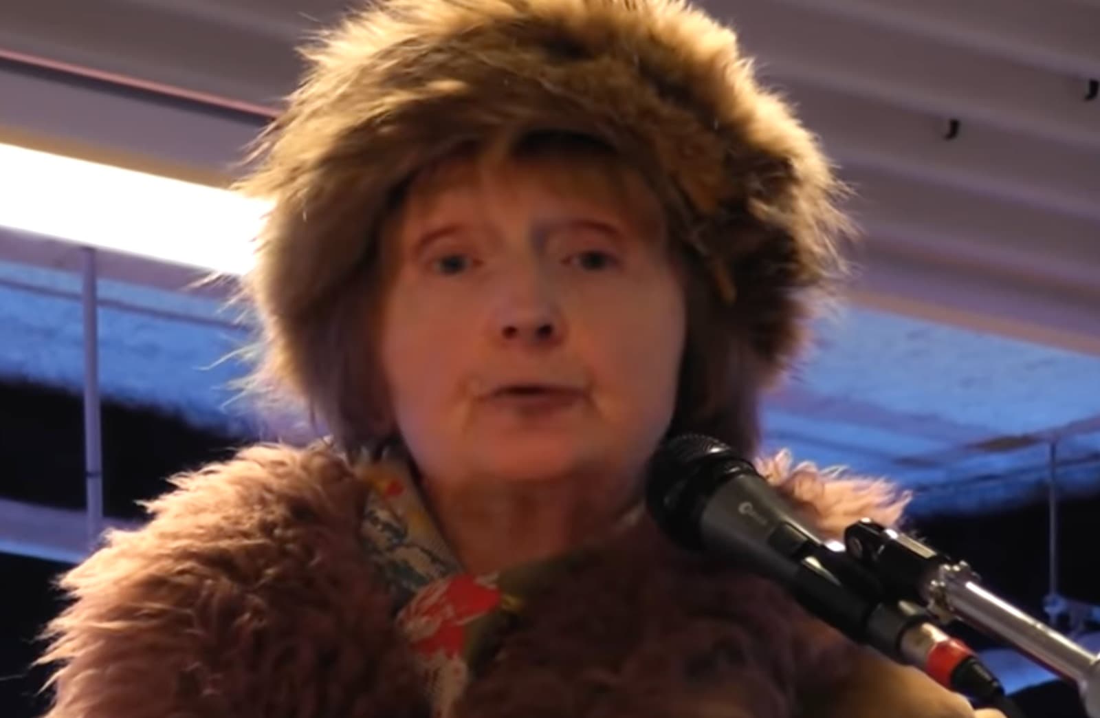 هذا الفيديو ليس دفاعاً عن الإسلام والسيدة فيه ليست أسيرة فرنسية سابقا