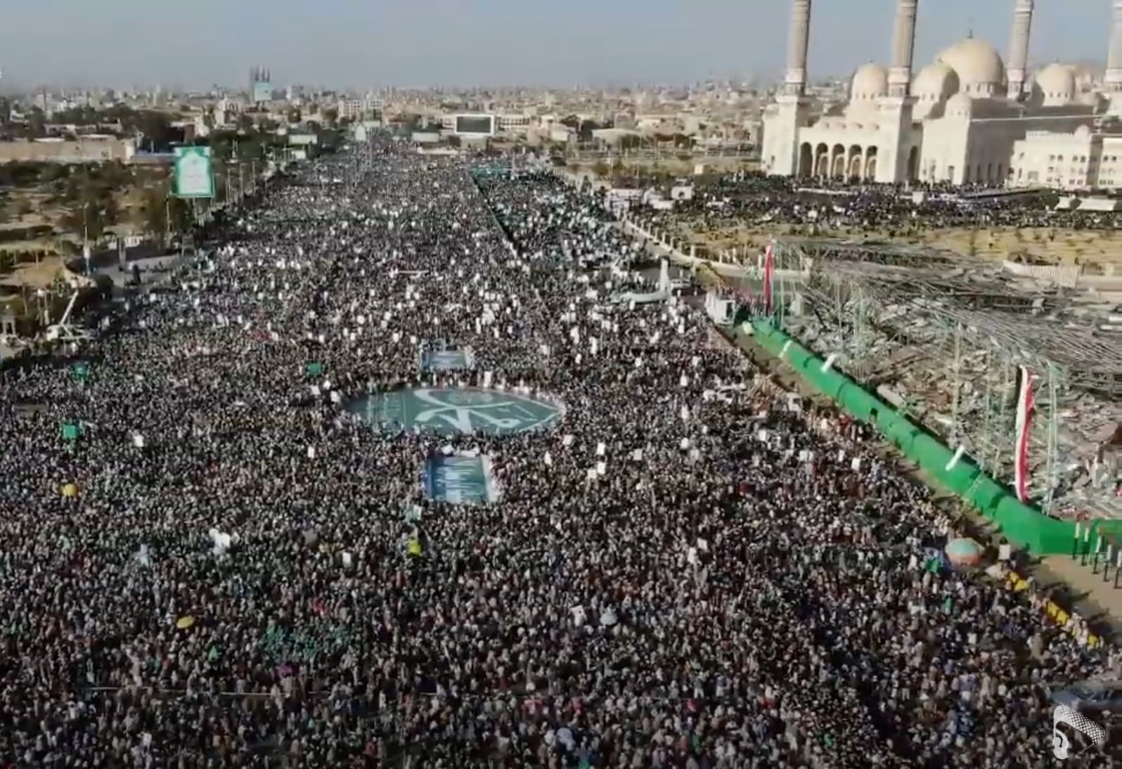 هذا الفيديو ليس لمظاهرة خرجت في اسطنبول أو الشيشان مؤخراً احتجاجاً على الرسوم الفرنسية المسيئة للرسول