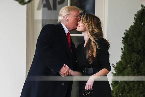 ترامب لم يصب بفيروس كورونا بسبب هذه القبلة