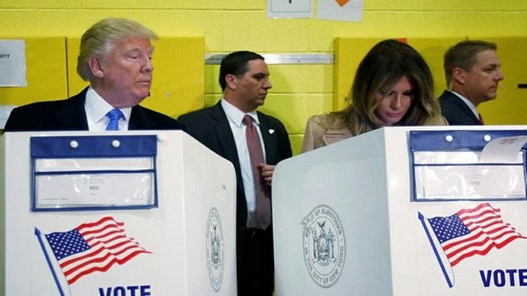 هذه الصورة لـ(ترامب) وزوجته لم تُلتقط أثناء الانتخابات الأمريكية الجارية