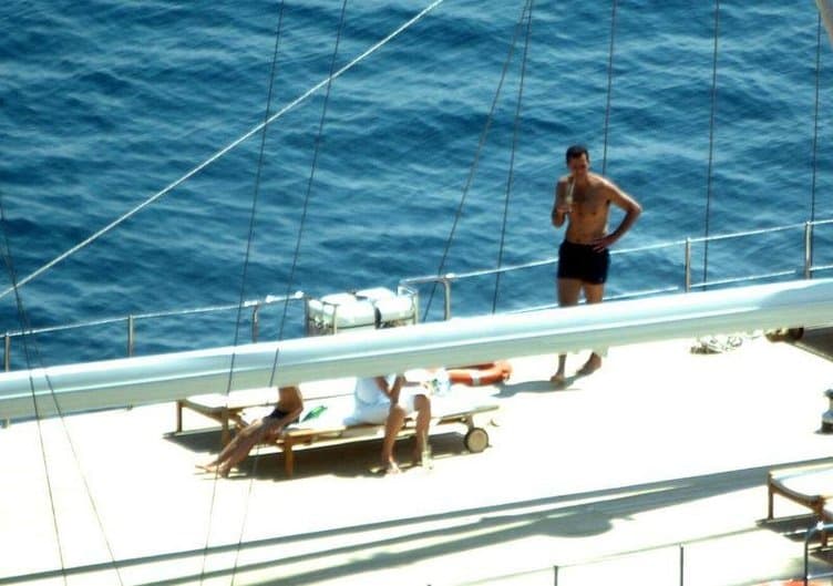 صور لبشار الأسد على متن قارب، لكنها ليست حديثة وليست في اللاذقية