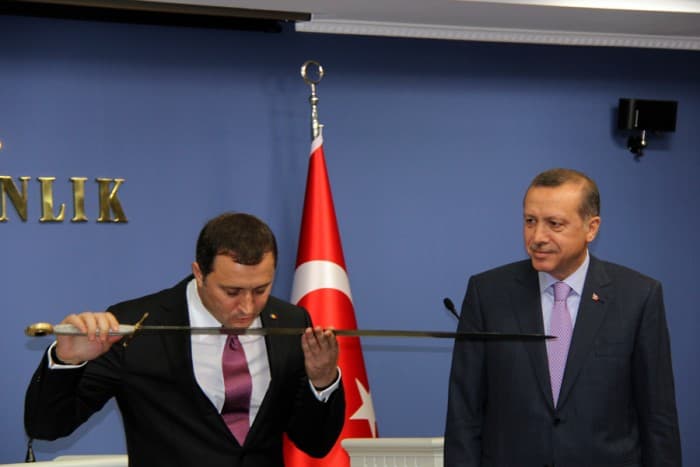 السيف الذي قبله رئيس وزراء مولدوفا في هذه الصورة ليس لـ(سليمان القانوني)