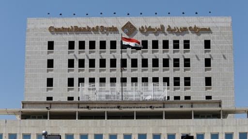 Image accompanying مصرف #سوريا المركزي يحدد سعر الدولار بـ 2525 ليرة سورية بينما يتجاوز سعره في السوق السوداء بدمشق 4400