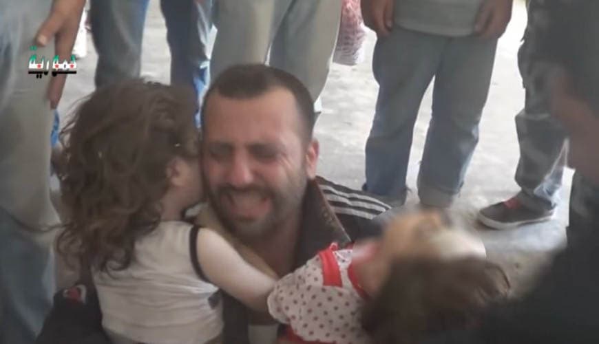 هذا التسجيل لضحايا "مجزرة الكيماوي" ليس لـ "أب فلسطيني يودع أربعة من أطفاله"