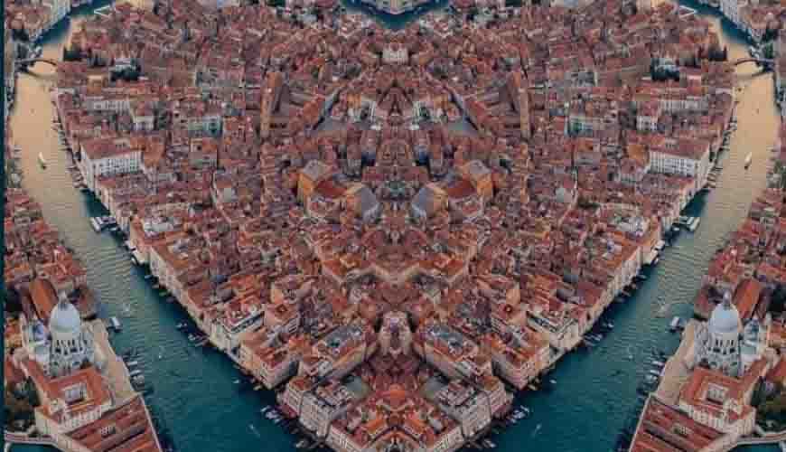 هذه الصورة معدلة ولا تظهر مدينة البندقية على شكل قلب