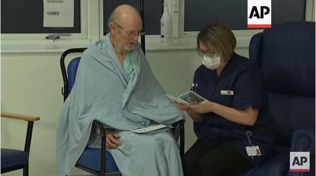 وفاة أول رجل في العالم حصل على لقاح كورونا لم تكن بسبب اللقاح