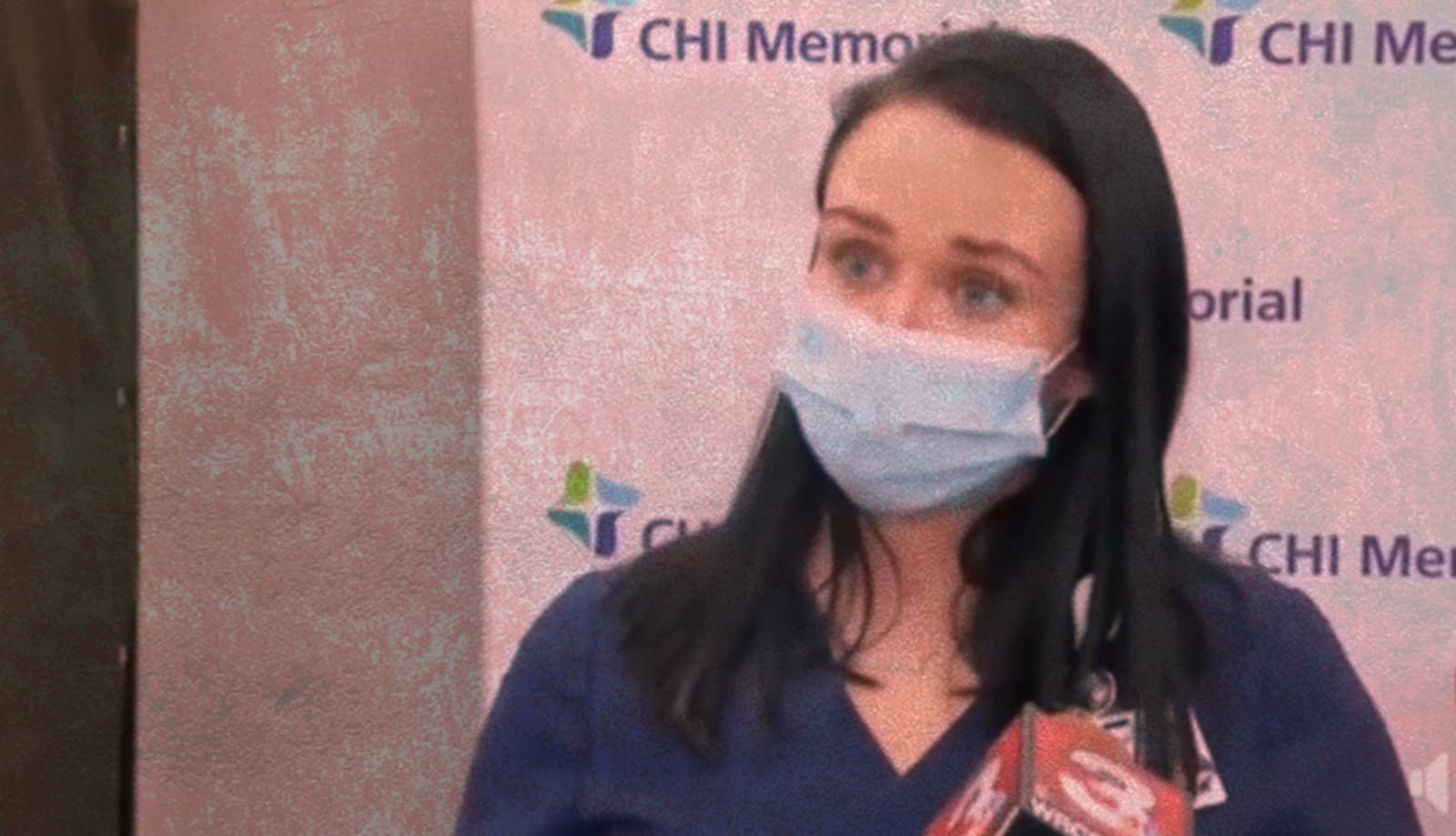 الممرضة في هذا الفيديو لم تفقد حياتها بعد تلقيها لقاح فيروس كورونا