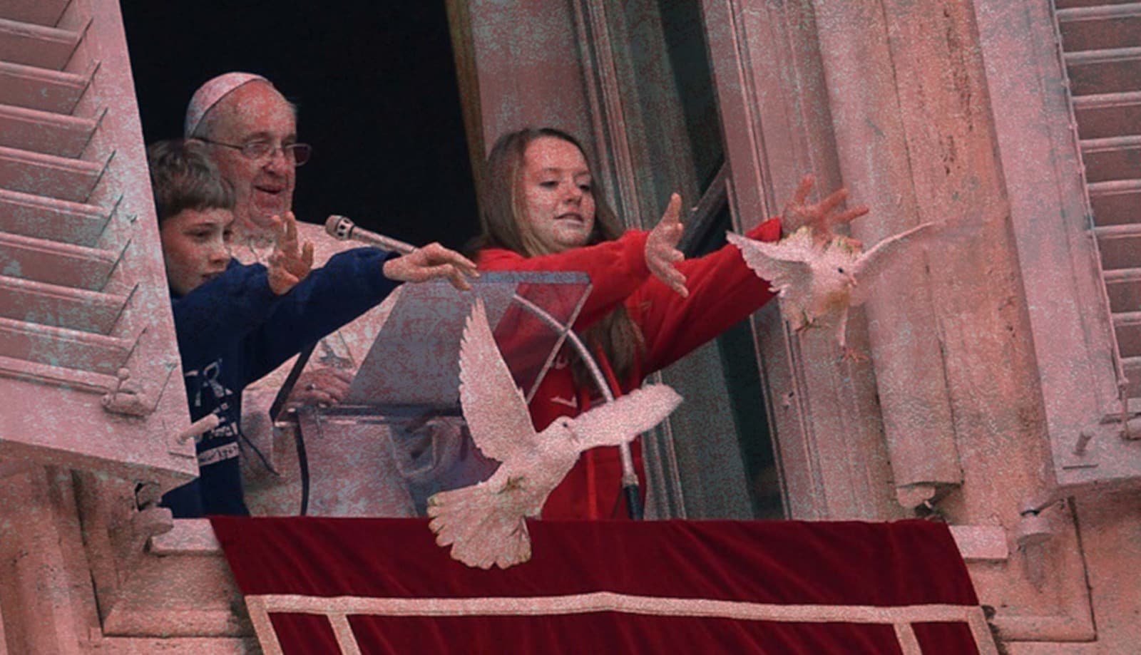 هاتان الحمامتان لم يطلقهما بابا الفاتيكان احتفالاً بانتهاء عام 2020