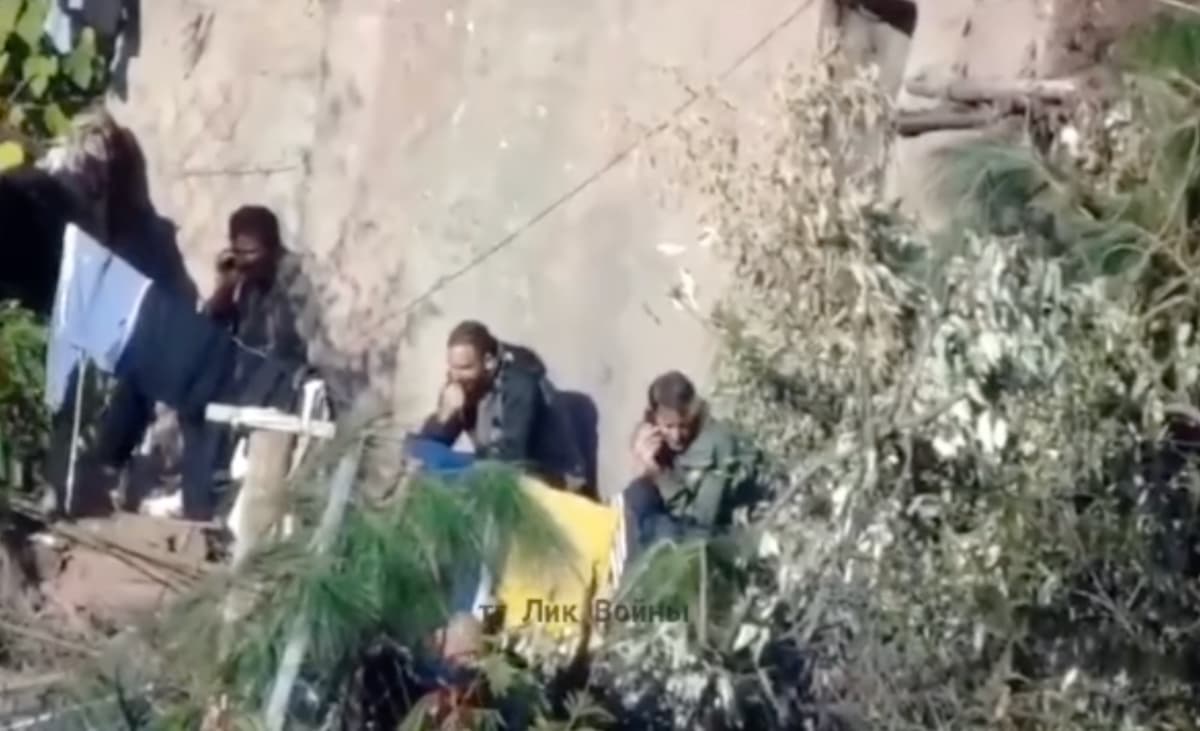 Image accompanying لحظة قنص مجموعة مسلحين من النظام السوري في تلة الكبينة بريف اللاذقية،