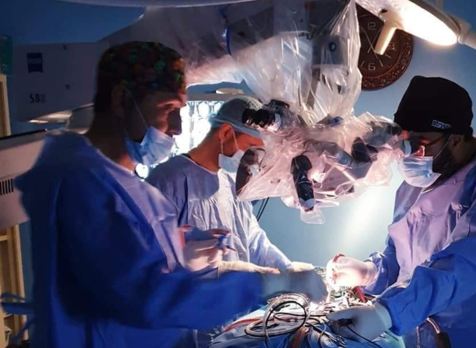 طبيب سوري يستأصل ورماً في النخاع الشوكي لطفل في إدلب.. ما حقيقة ذلك؟