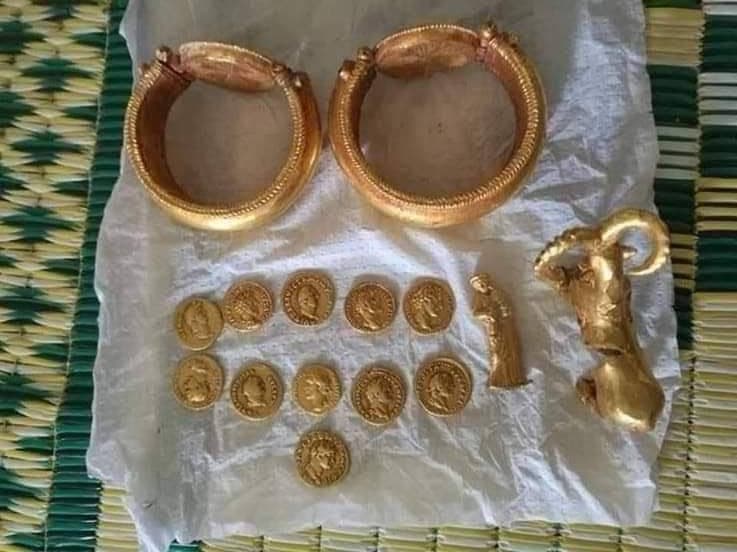 Image accompanying مزارع مهجر من الغوطة يعثر في أرض يعمل بها قرب عفرين شمالي حلب السوريّة على كنز ثمين أثريّ يعود للعهد الروماني
