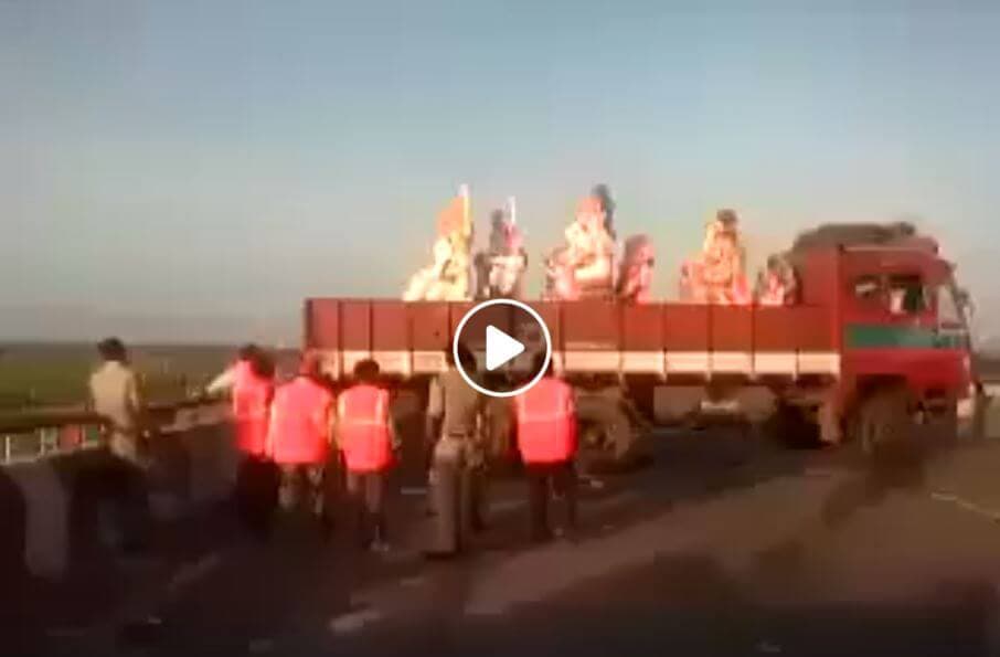 Image accompanying الهنود يرمون أصنامهم في النهر لأنها لم تنفعهم في مواجهة كورونا