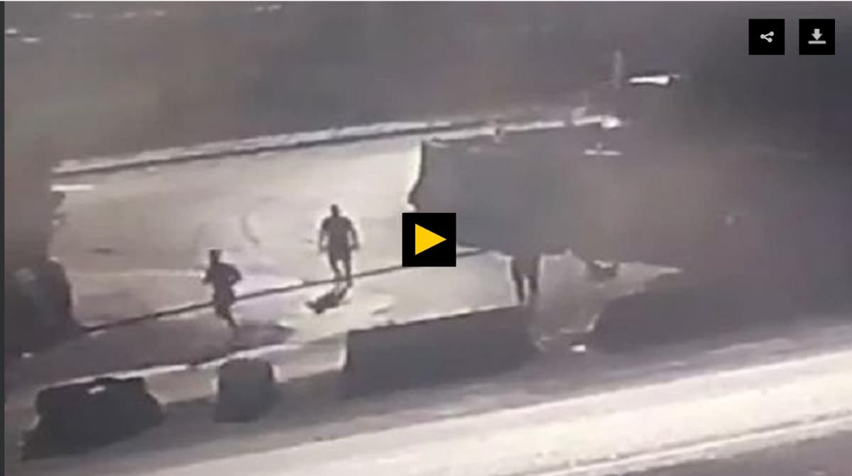 Image accompanying تسجيل مصور لكاميرا للمراقبة ترصد لحظة هروب 21 سجيناً من سجن الهلال بمحافظة المثنى جنوب العاصمة العراقية بغداد اليوم.