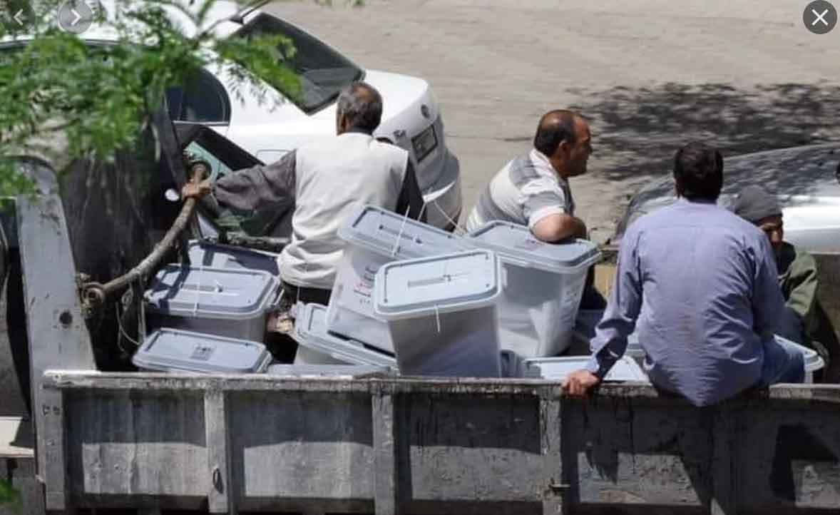 هذه الصورة لا تظهر نقل صناديق الاقتراع لـ "الانتخابات الرئاسية السورية" بسيارة قمامة