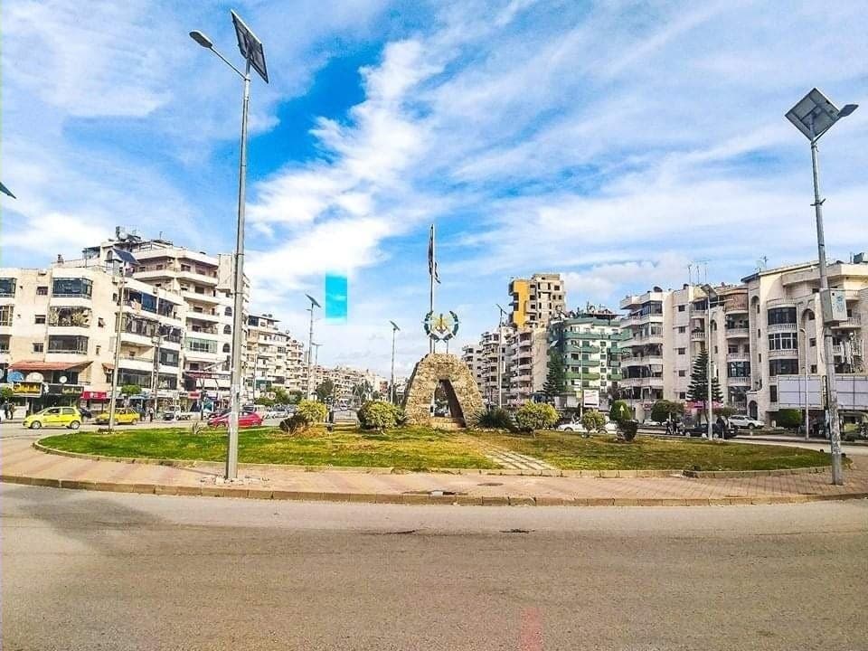 هل رفض محافظ اللاذقية طلب تنظيم وقفة احتجاجية ضد السياسات الحكومية في سوريا؟