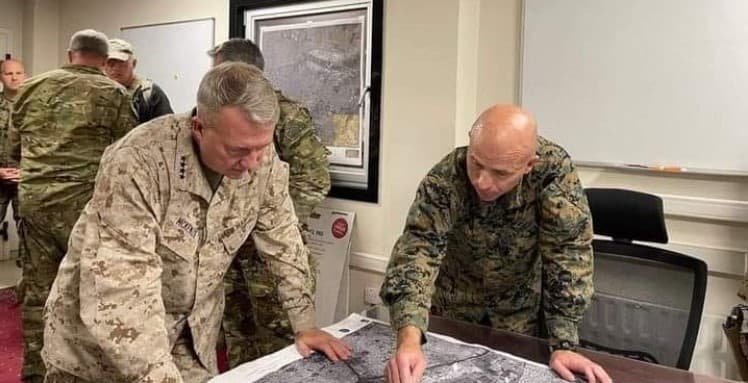 هل تظهر الصورة اجتماع جنرالين أمريكيين لمناقشة الهجمات التركية شمال شرق سوريا؟