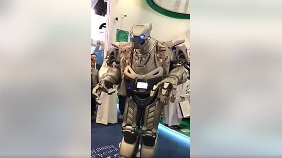 ما حقيقة الادعاء بأن هذا الرجل الآلي مزود بأسلحة رشاشة وقدرات قتالية؟