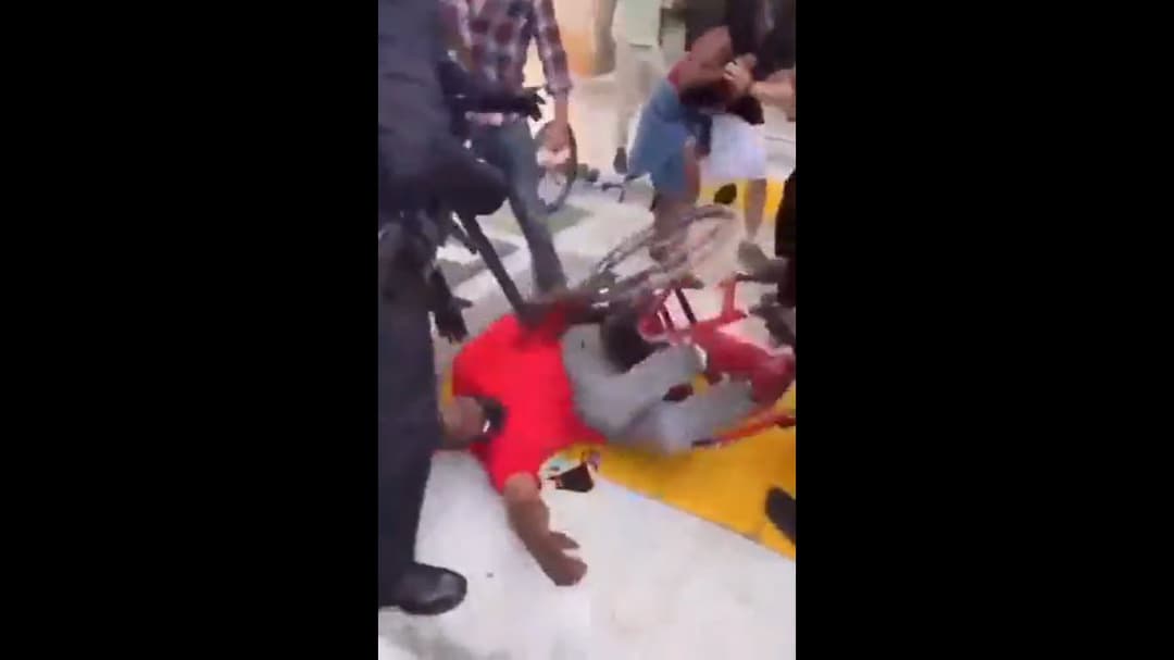 هذا التسجيل ليس لاعتداء الشرطة الاسترالية على معوق بسبب لقاح كورونا