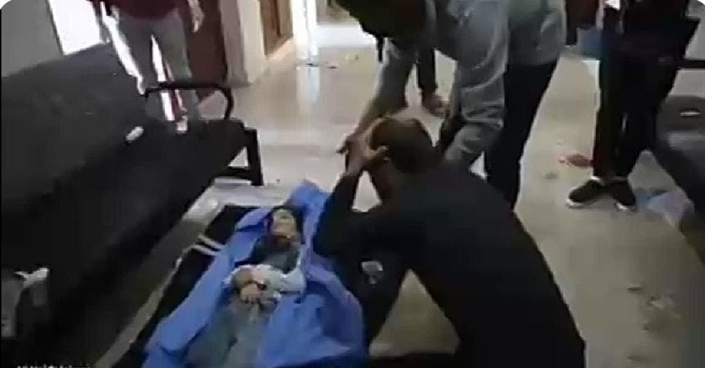 هل يظهر هذا الفيديو وفاة طفلة بعد تلقيها لقاح كورونا؟