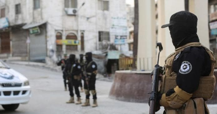 هل يظهر هذا المقطع اعتداء عناصر شرطة على امرأة في سلقين؟